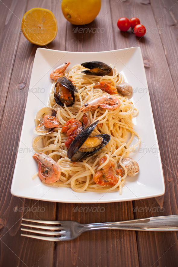 Spaghetti with clams, crayfish and shrimp